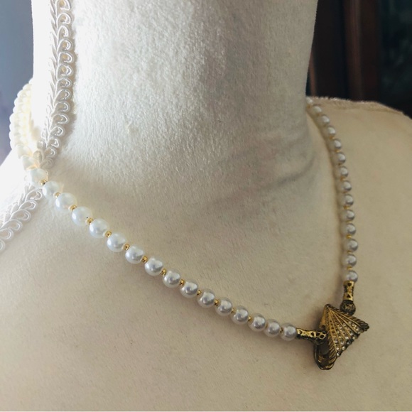 Handcrafted repurpose rhinestone triangle pendant Czech glass Pearl necklace - Picture 4 of 12